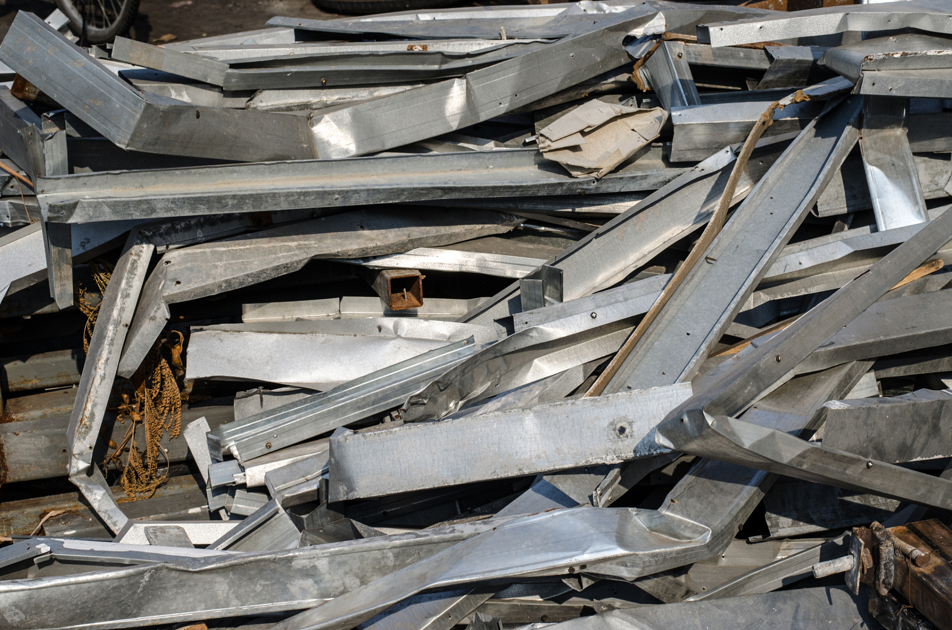 <strong>廢舊鋁型材脫漆回收處理，煥發(fā)新生在利用</strong>